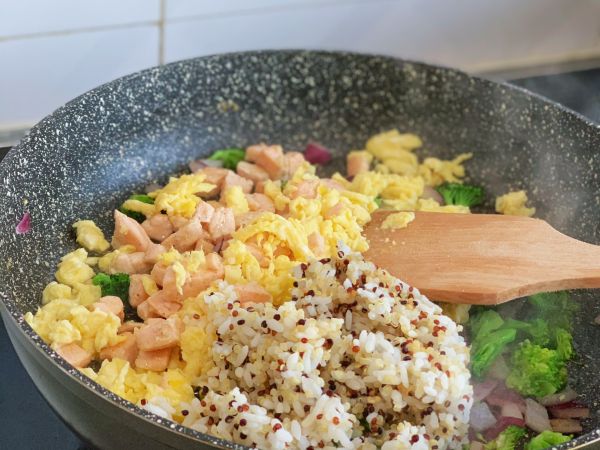 三文鱼时蔬藜麦炒饭