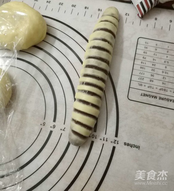 毛毛虫豆沙面包