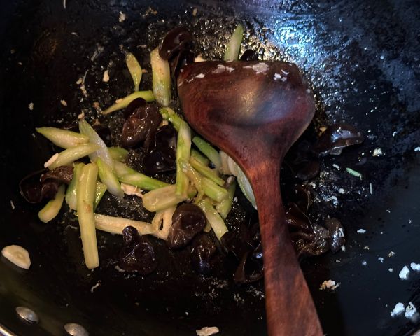 味道芦笋木耳熘鸡片
