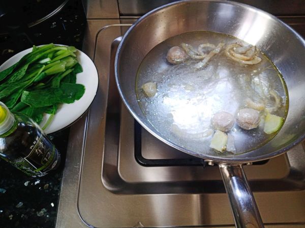 鸡毛菜粉丝丸子汤