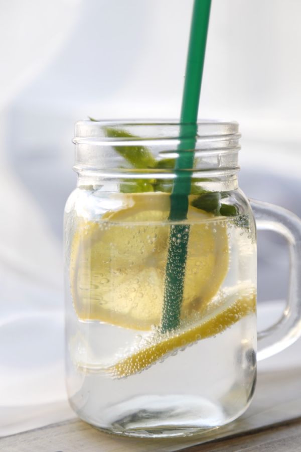 生火腿蜜瓜佐青酱面包片