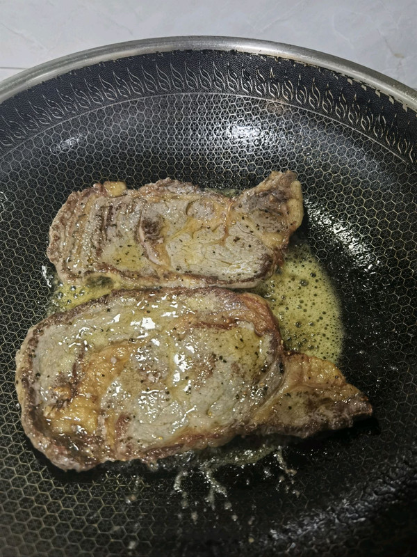 黑椒牛扒配大虾餐