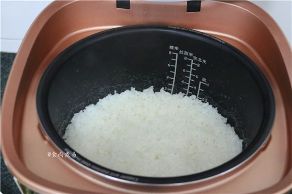 五花肉腊肠豇豆焖饭