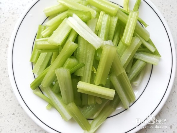 美味的肉末香干炒芹菜