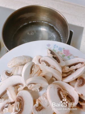 彩椒口菇鸡腿丁的做法