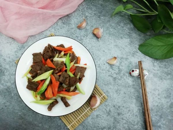 牛肉炒青蒜胡萝卜