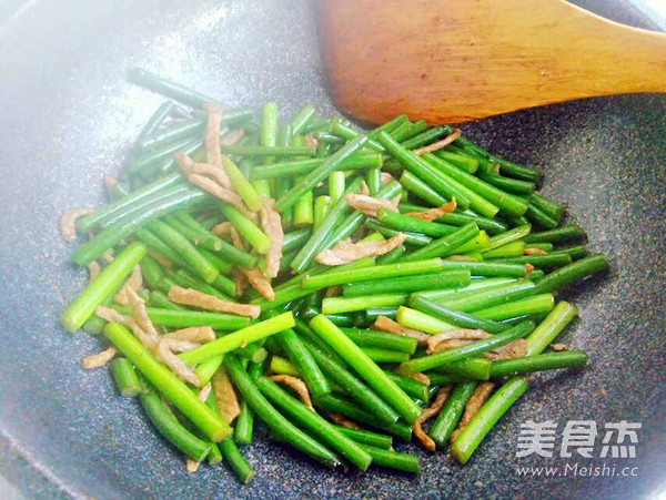 蒜苔炒肉的做法