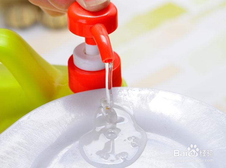 巧处理鸡蛋上的粪便