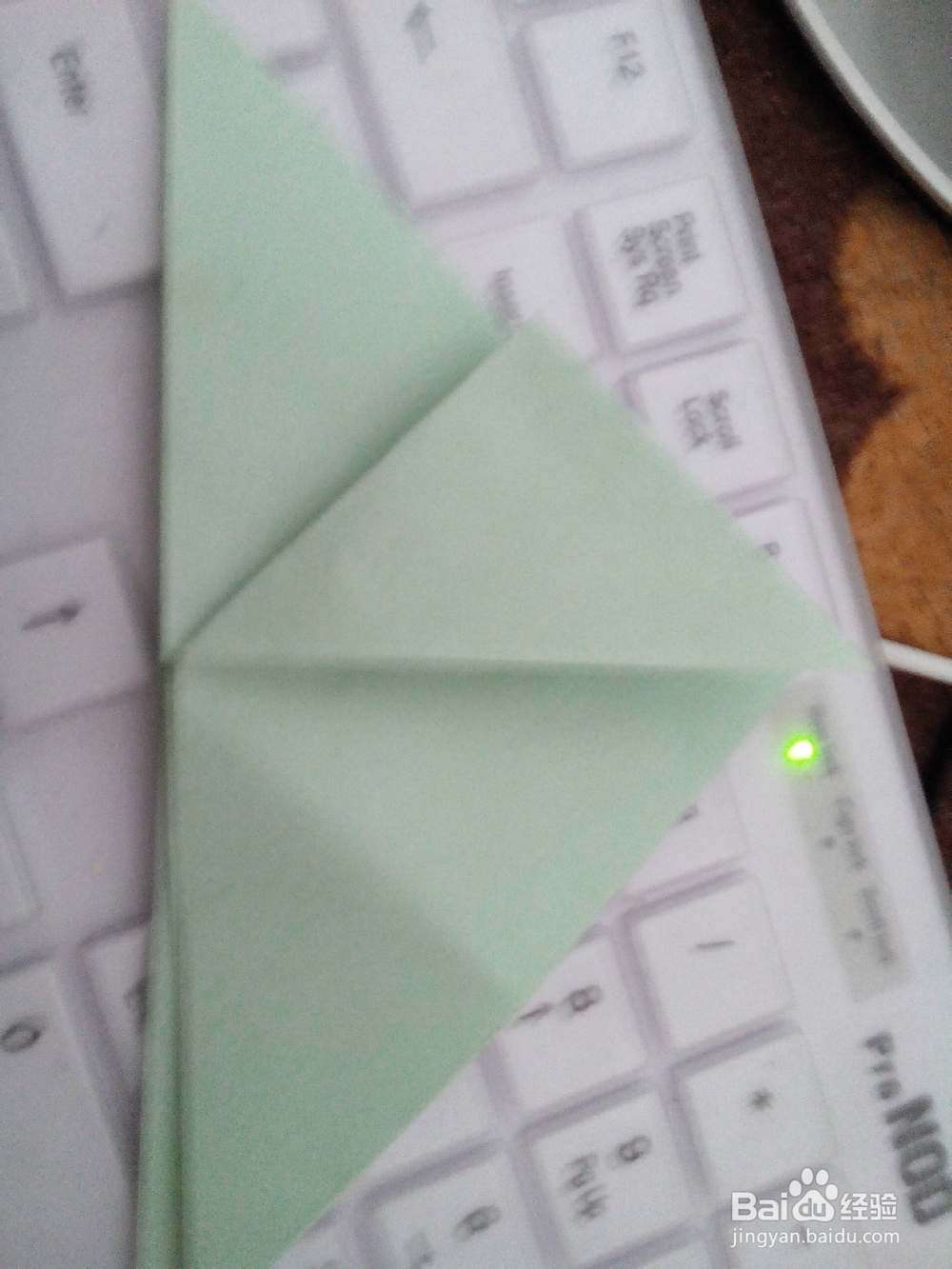 怎样用彩纸折漂亮的心形