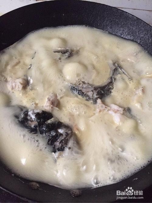 鲜美的鱼头豆腐汤