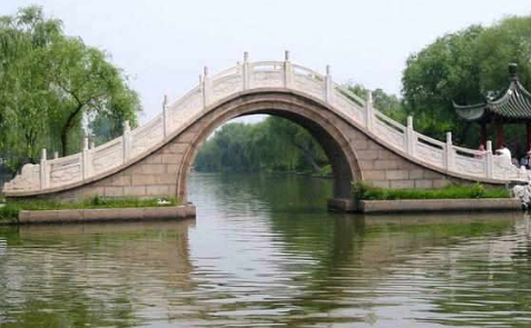 古代许多石拱桥是怎样建起来的