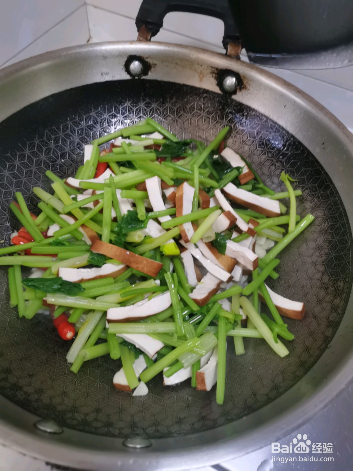 香芹炒腊香干的做法