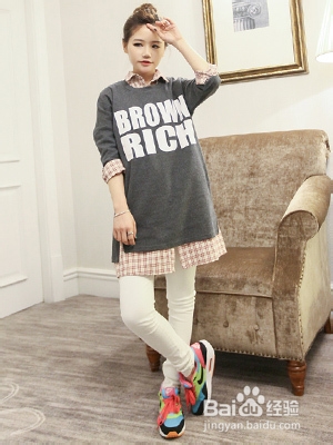 学院女生的小性感装扮