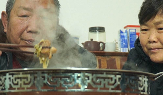 食味阿远里面戴眼镜的是谁