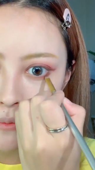 如何画泫雅紫色妆容