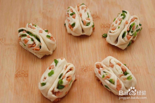 小香葱香肠花卷