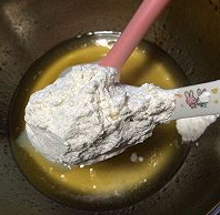 中秋节美味广式白莲蓉蛋黄月饼来袭!