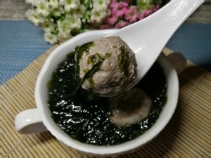 教你怎么做墨鱼丸豆苗汤