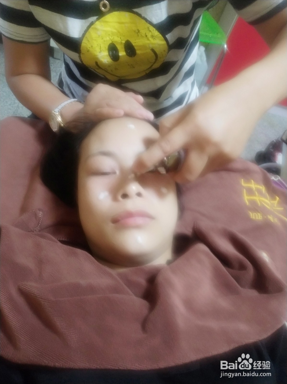 敷脸时按摩的方法