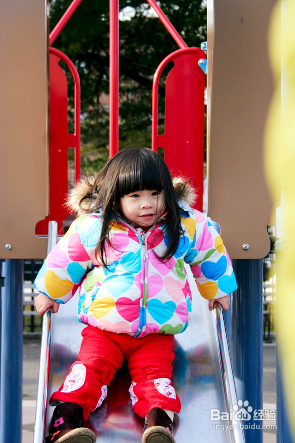 美国社区儿童乐园钻猪笼(组图)