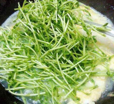 豆苗鸡蛋汤的制作步骤