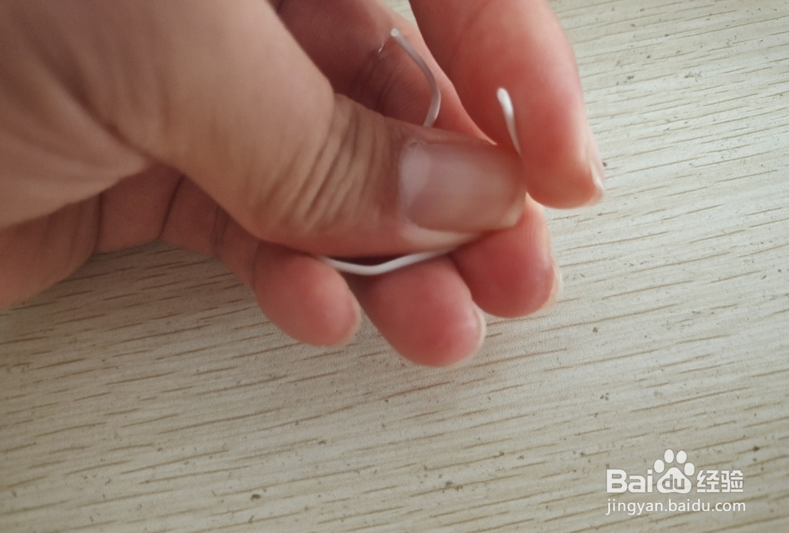 如何用一个数据线绑绳做个简易的手机的支架