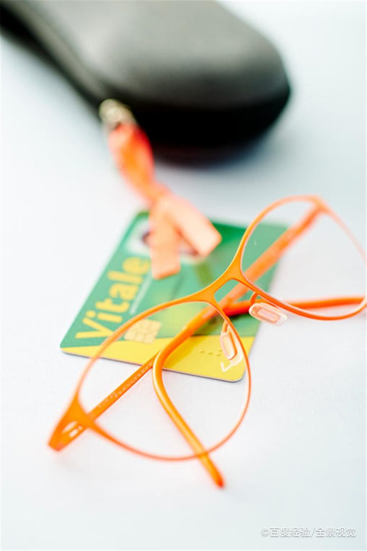 眼镜歪了自己怎么调