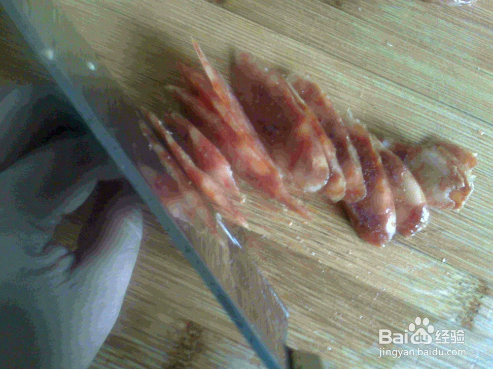 老年人怎样用刀来切腊肠片