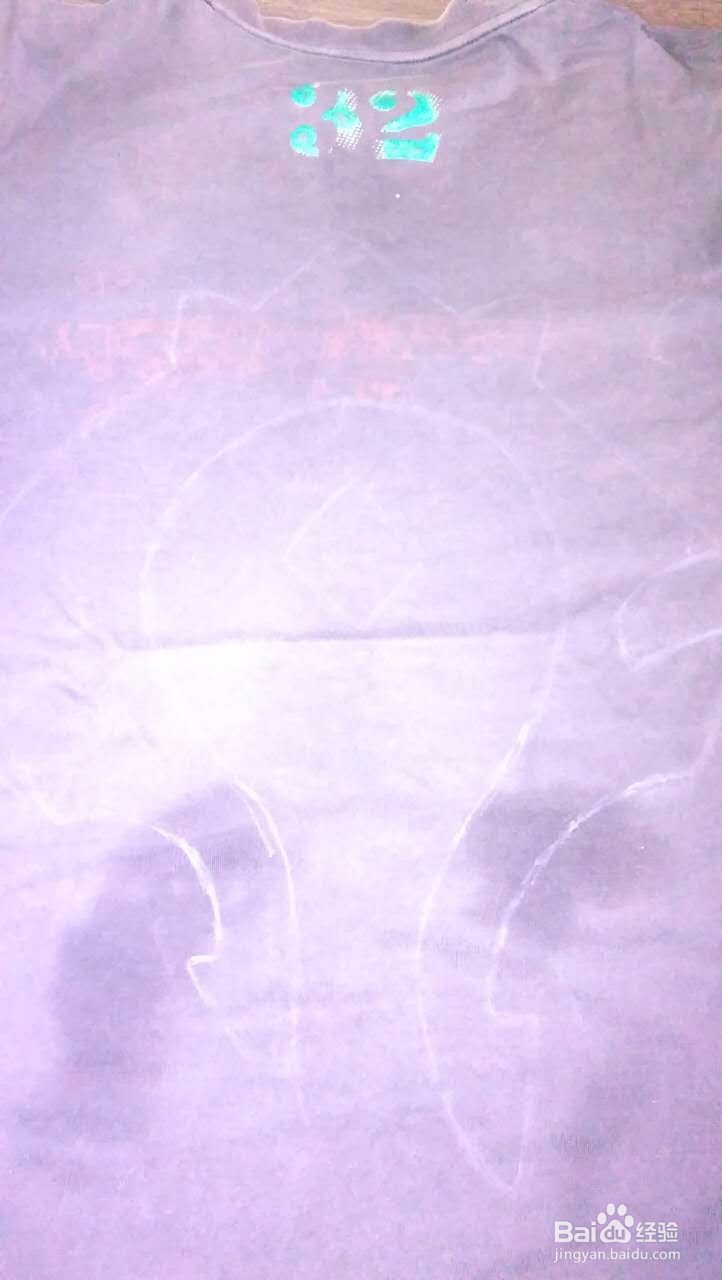 如何在衣服上画画