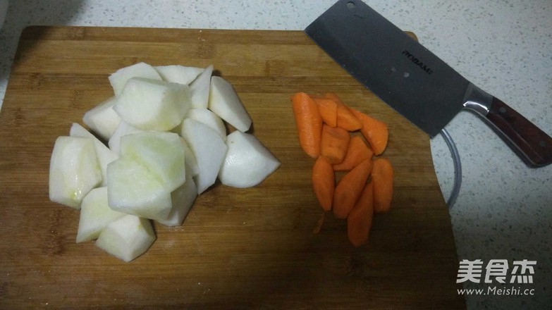 萝卜炖鸡肉的做法