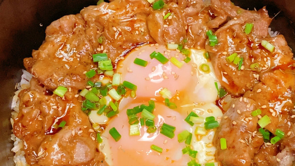 窝蛋牛肉煲仔饭