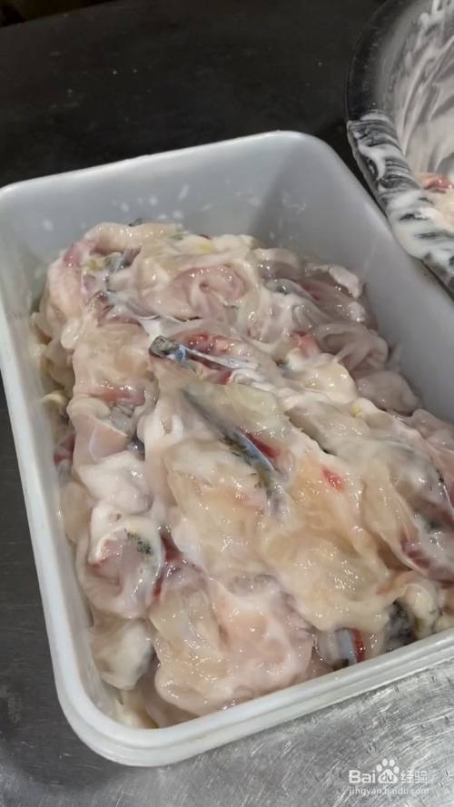 在做美食的时候,有时候会要求将鱼肉上浆,那应该如何制作浆鱼片呢?