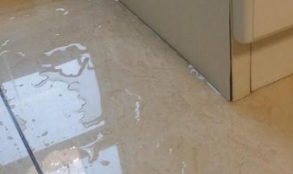 卫生间漏水一定要砸了地砖重新做防水吗