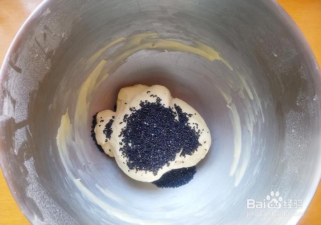 家庭自制油炸黑芝麻奶香面包