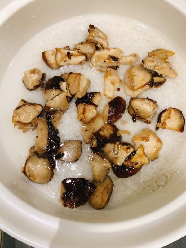 花菇滑鸡煲仔饭