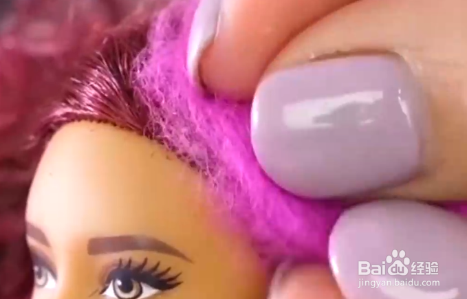 如何给芭比娃娃换发型