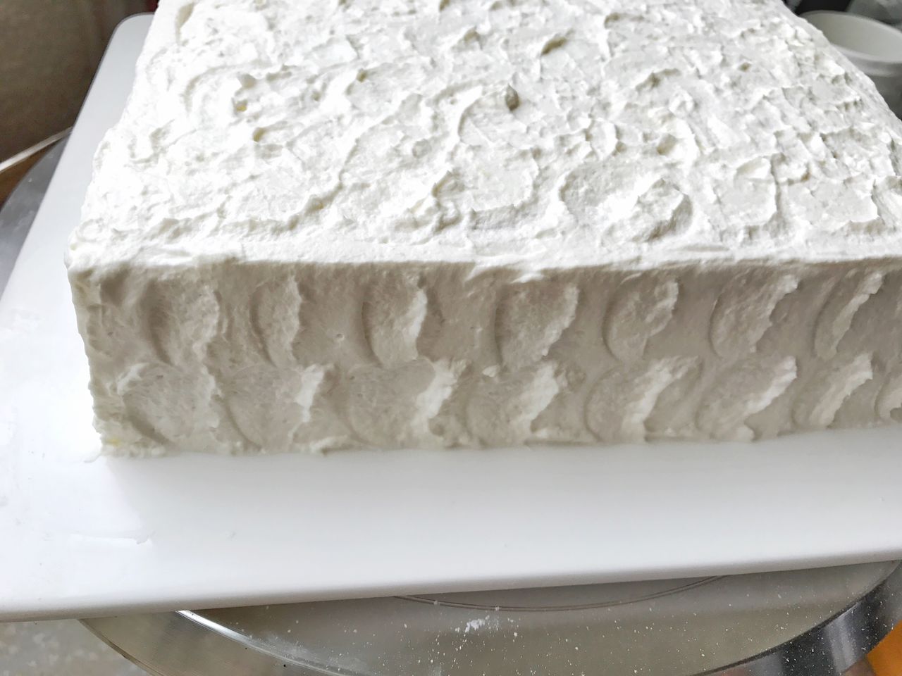 让我们一起学习草莓慕斯奶油蛋糕的做法吧