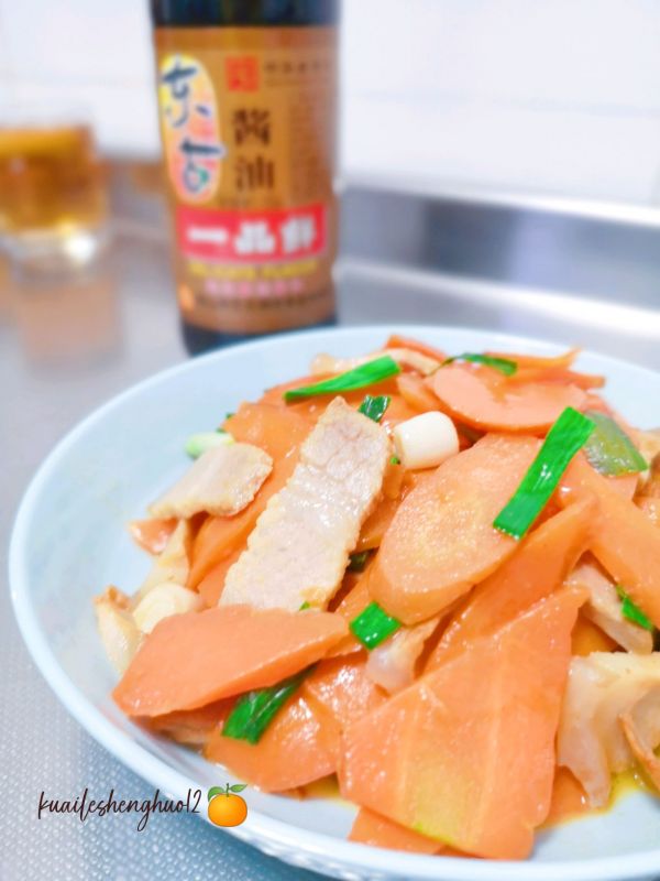 五花肉炒胡萝卜片