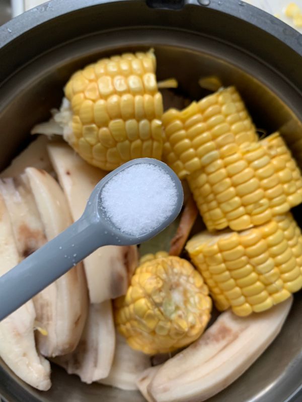 莲藕花生玉米猪脚汤