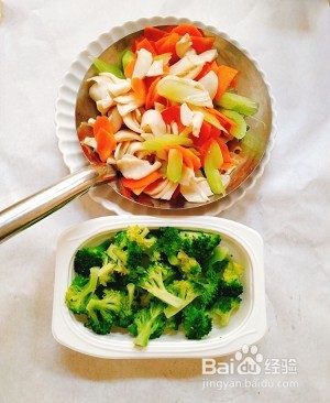 怎么做鸡胸肉炒杏鲍菇时蔬盖饭