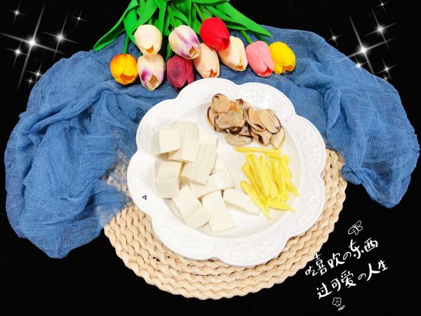 鲜美贻贝青菜豆腐汤