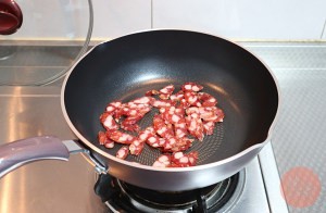养生食补芹菜炒腊肠的做法