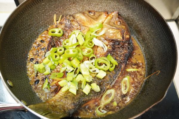 豉油焖烧鲫鱼干