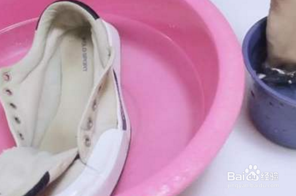 怎样清洗小白鞋？