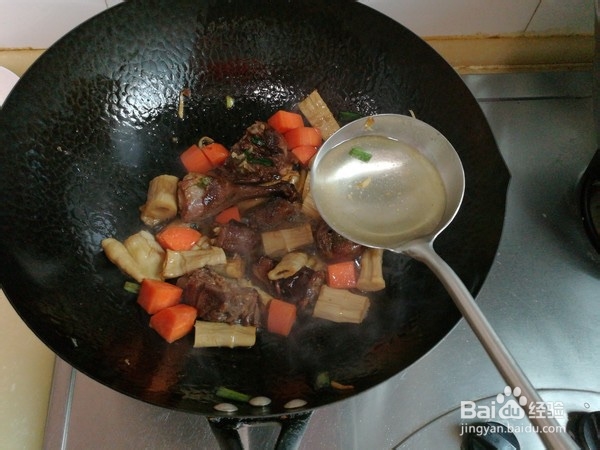 酱鸭炖笋干的做法