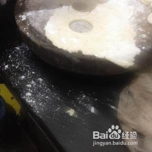 土豆笑脸饼的做法。