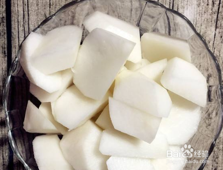 家庭自制白萝卜炖骨头汤