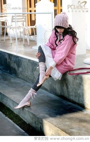 短长袜互搭的潮流搭配