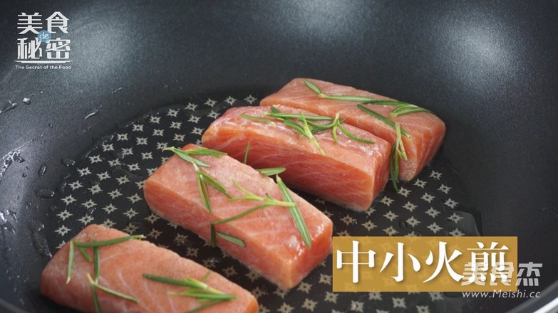 迷迭香煎三文鱼