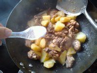 鸡腿肉焖土豆的做法